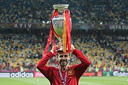 Archivo:Gerard Piqué Euro 2012 trophy