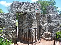 Archivo:Homestead FL Coral Castle revolve gate03