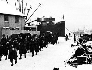 Archivo:IBC US Army Troops Arriving In Reykjavik January 1942