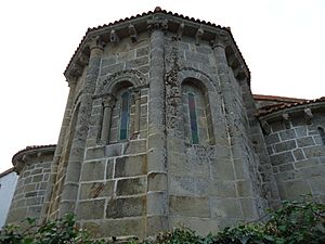Archivo:Iglesia de Santiago de Mens (ábside)