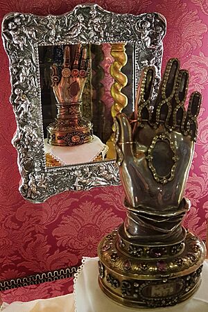 Archivo:Mano incorrupta de Santa Teresa de Jesús (cropped)