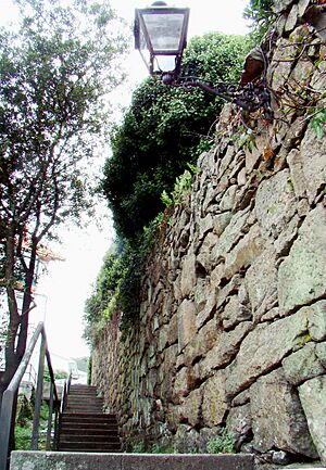 Archivo:Muralla de Muros