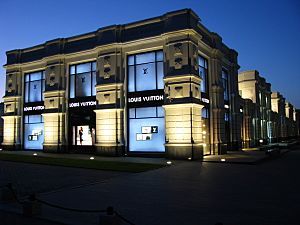 Archivo:Night Ekaterinburg Louis Vuitton