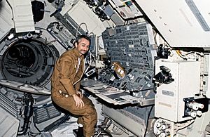 Archivo:Owen Garriott at the Apollo Telescope Mount console