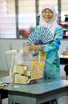 Archivo:PRK P.044 Permatang Pauh By-Election Day With Dato Seri Dr Wan Azizah Putting Ballot Vote (7 May 2015) (16779635693)