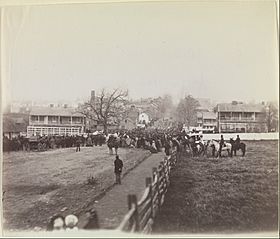 Archivo:Procession of Troops and Civilians on Way to Dedication of Soldiers' National Cemetery, Gettysburg, Pennsylvania MET DP274778