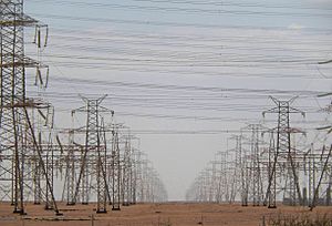 Archivo:Qatar, power lines (6)