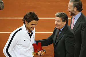 Archivo:Roger Federer Manolo Santana
