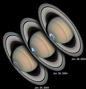 Archivo:Saturn.Aurora.HST.UV-Vis