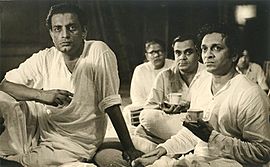 Archivo:Satyajit Ray with Ravi Sankar recording for Pather Panchali