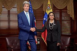 Archivo:Secretary Kerry Shakes Hands With Venezuelan Foreign Minister Rodriguez Before Their Meeting in Santo Domingo (27571633682)