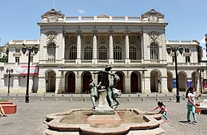 Archivo:Teatro Municipal de Stgo y Fuente de los niños -fRF03