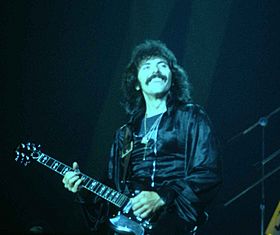 Archivo:Tony Iommi at the New Haven Coliseum
