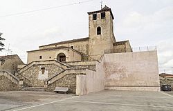 Archivo:Torrecilla del Pinar-iglesia-y-fronton-DavidDaguerro