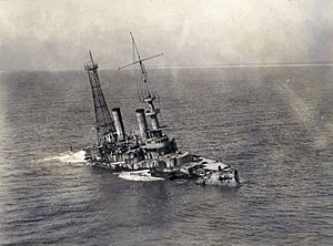Archivo:USS Massachusetts (BB-2) sinking 1921