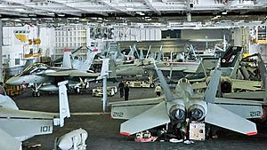Archivo:USS Nimitz Hangar deck 2008 DVIDS 94449
