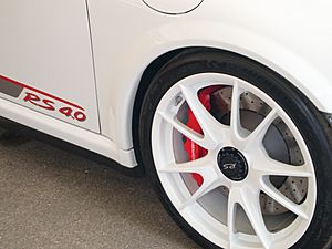 Archivo:White 997 GT3 RS 4.0 centerlock wheel rim FoS 2011
