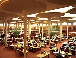 Archivo:Work area at the Johnson Wax Building, headquarters of the S.C. Johnson and Son Co., Racine, Wisconsin LCCN2011633764