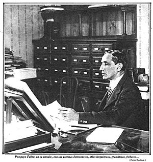 Archivo:1928-11-27, Estampa, Pompeyo Fabra, en su estudio, con sus enormes diccionarios, atlas lingüísticos, gramáticas, ficheros,... Badosa