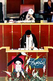 Archivo:Ali Khamenei reading Will of Ruhollah Khomeini in Majlis