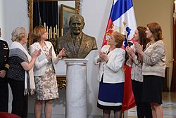 Archivo:Bachelet develó busto de Patricio Aylwin que estará en la Galería de los Presidentes