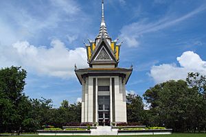 Archivo:Buddhist Stupa at Choeung Ek killing fields, Cambodia