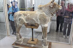Archivo:Bull with elamite inscription - Late 2nd millen BC - National museum of Iran - inventory number 3213