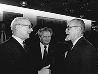 Bundesarchiv Bild 183-1987-1023-061, Berlin, 750-Jahr-Feier, Staatsakt, Honecker, Axen, Rodriguez.jpg