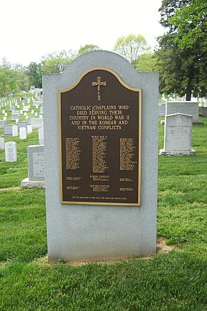 Archivo:Catholic Chaplains Monument Arlington
