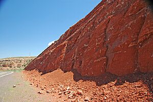 Archivo:Chugwater Formation (Upper Triassic; Route 28 roadcut at Red Canyon, Wind River Range, Wyoming, USA) 1