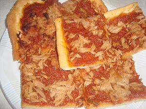Archivo:Coca de tomate y atún