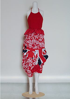 Archivo:Comme des Garçons dress in red, white and blue