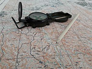 Archivo:Compass and map