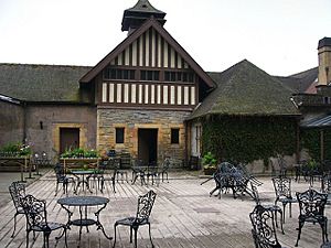 Archivo:Courtyard of the visitor centre Cragside - geograph.org.uk - 919934