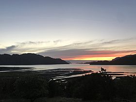 Desembocadura río cholgo hornopirén.jpg