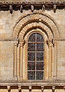 Eglise St Hilaire detail vitrail