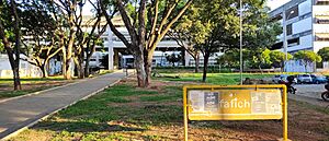 Archivo:Entranda principal da FAFICH UFMG 2023