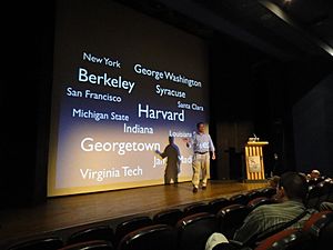 Archivo:Frank Schulenburg giving a presentation at Wikimania 2011