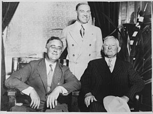 Archivo:Franklin D. Roosevelt, Harry Woodring, and John Garner in Topeka, Kansas - NARA - 196071