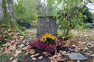 Archivo:GraveErichAndRuthKleiber-HoenggerbergCemetery RomanDeckert11112023