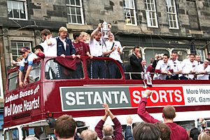 Archivo:Hearts victory bus