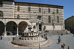 Archivo:IMG 0835 - Perugia - Piazza IV novembre - Foto G. Dall'Orto - 6 ago 2006 - 01