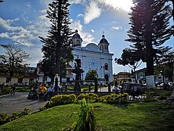 Iglesia de la Inmaculada Concepción, Aguadas - vista desde el Parque Bolívar 02.jpg