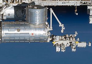 Archivo:Japanese Experiment Module exterior - cropped