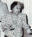 La actriz Rafaela Aparicio agradece la entrega de la Fiambrera (1987)