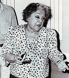 Archivo:La actriz Rafaela Aparicio agradece la entrega de la Fiambrera (1987)