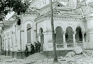 Archivo:Members of 1st Battalion, 1st Marines Leave Church, February 1968 (15808129653)