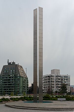 Archivo:Monumento a René Schneider, Las Condes, Santiago 20230808
