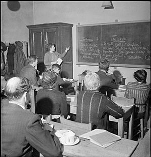 Archivo:Morley College in Wartime- Everyday Life at Morley College, Westminster Bridge Road, London, England, UK, 1944 D20424