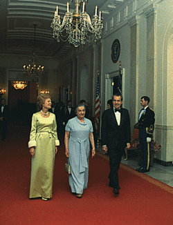 Archivo:Nixons with Golda Meir